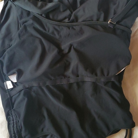 One Shoulder Ruffle One piece Swimsuit - Picture 10 of 13